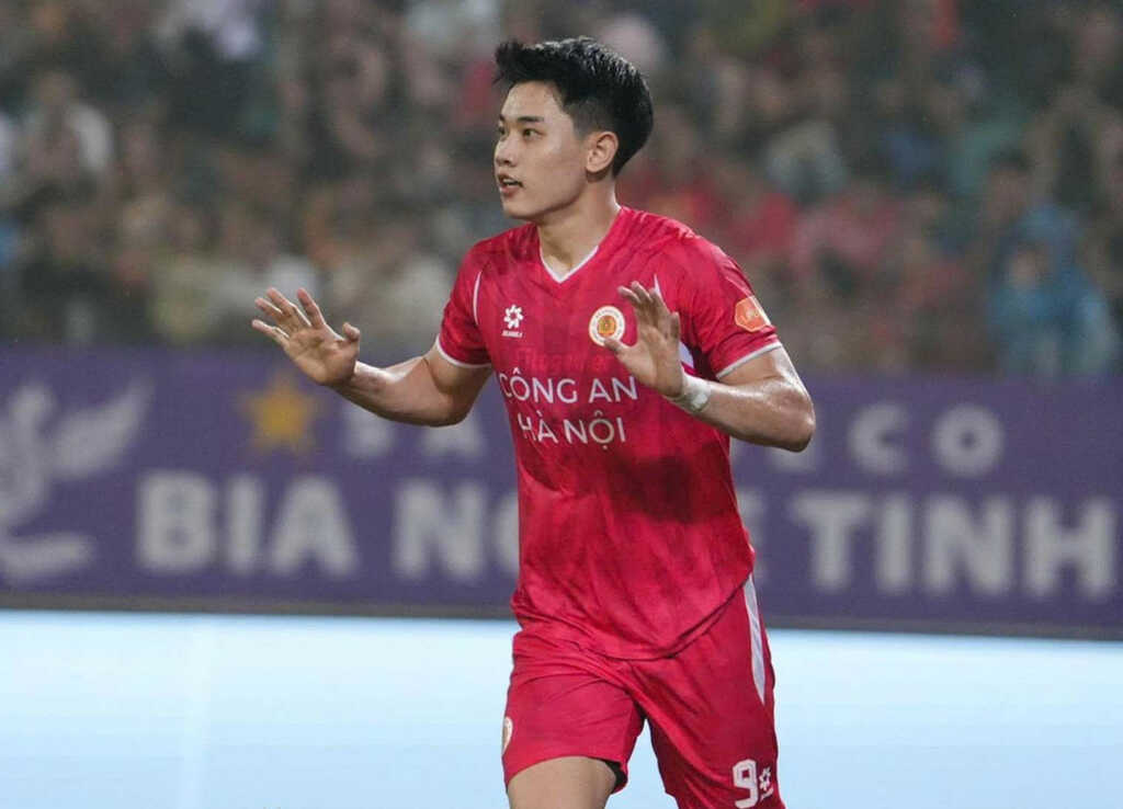 Đình Bắc đi vào lịch sử V-League sau cú hat-trick vào lưới SLNA