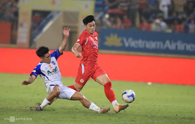 Đình Bắc lần đầu ghi hat-trick ở V-League