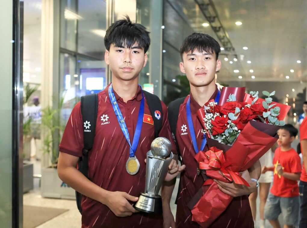 U17 Việt Nam mang cúp vô địch về nước, hướng tới giải U17 châu Á 2026