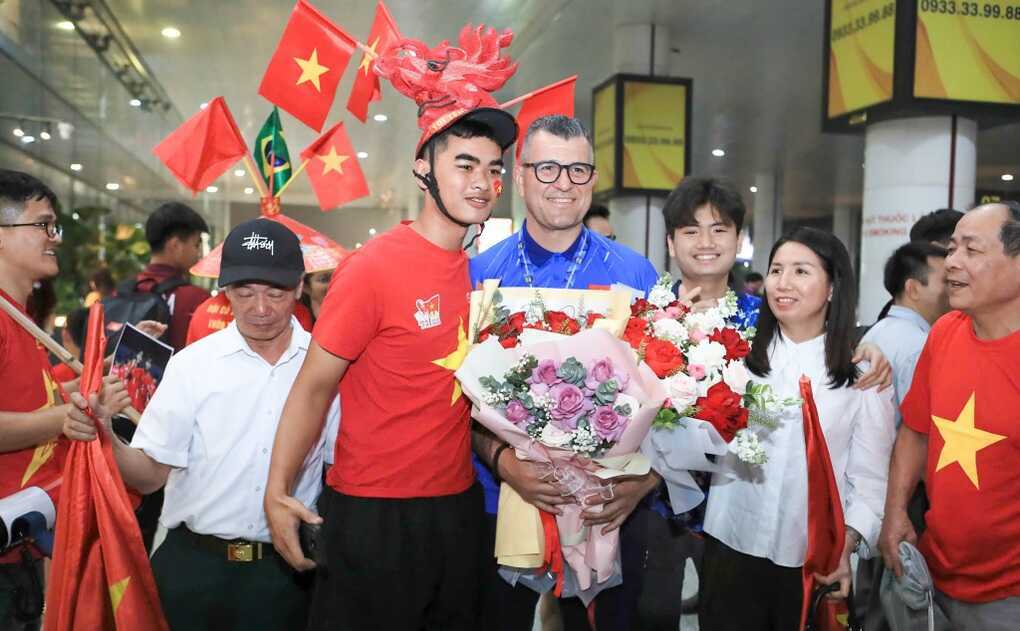 U17 Việt Nam mang cúp vô địch về nước, hướng tới giải U17 châu Á 2026 - 2