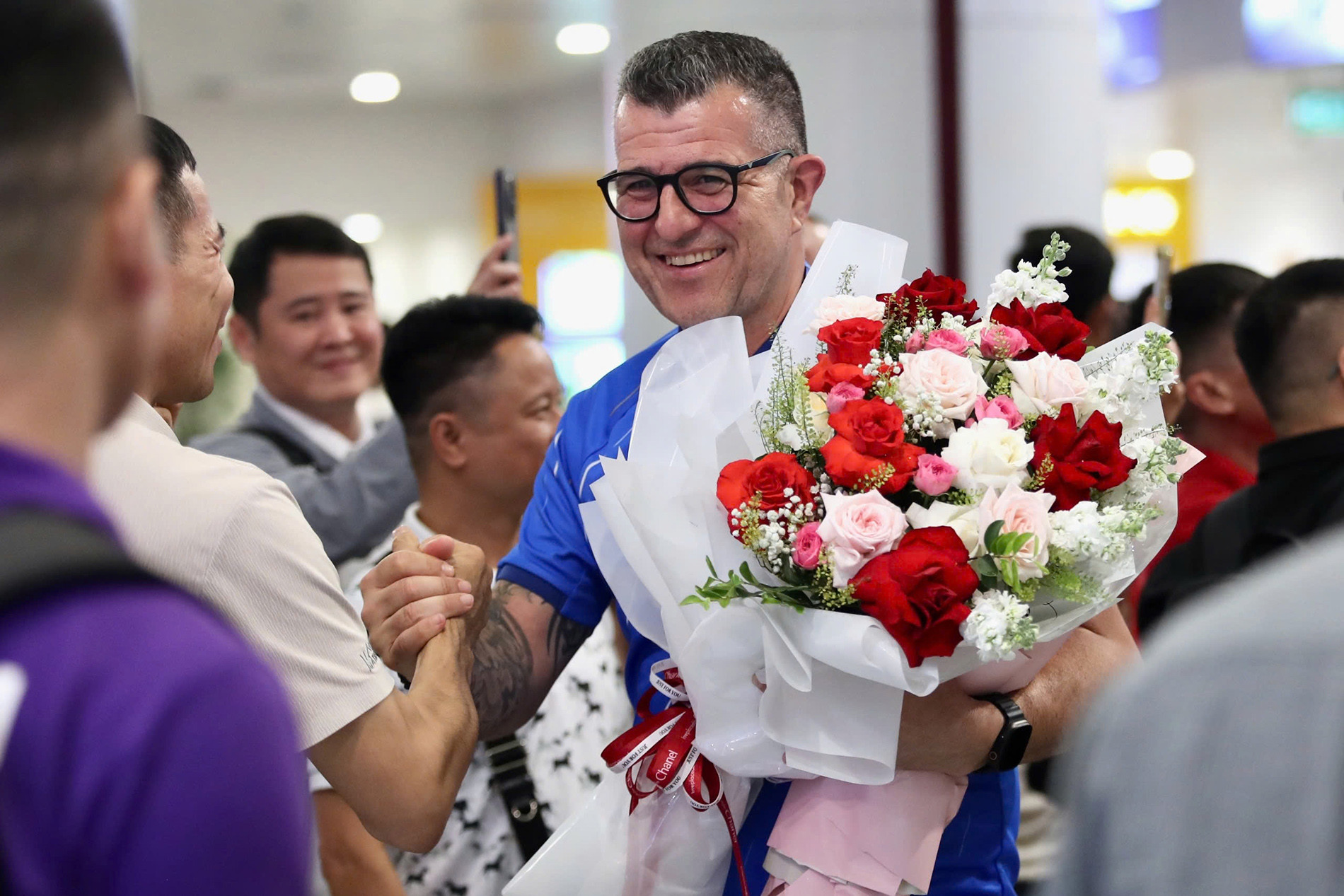 U17 Việt Nam rộn ràng mang Cúp vô địch Đông Nam Á về nước