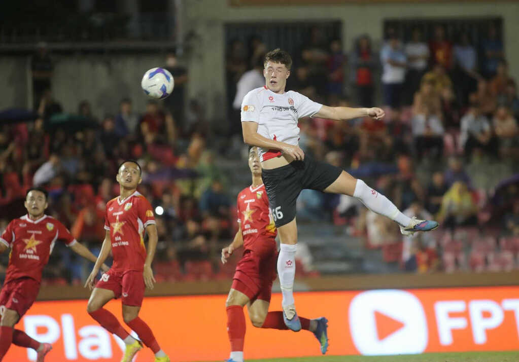 Vắng Tiến Linh, cầu thủ Việt kiều Anh giúp CA TPHCM thắng giải tỏa