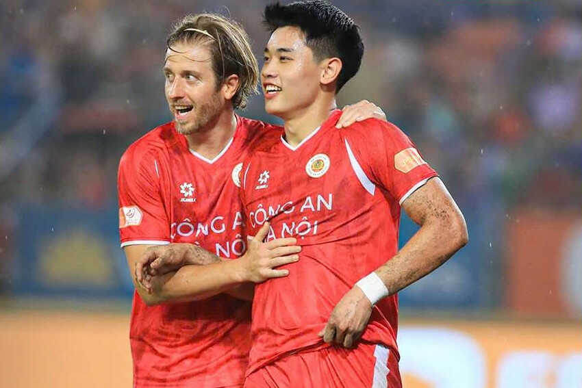 Đình Bắc lập hat-trick, CAHN tiến sát ngôi vương