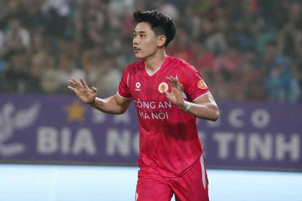 Đình Bắc đi vào lịch sử V-League sau cú hat-trick vào lưới SLNA