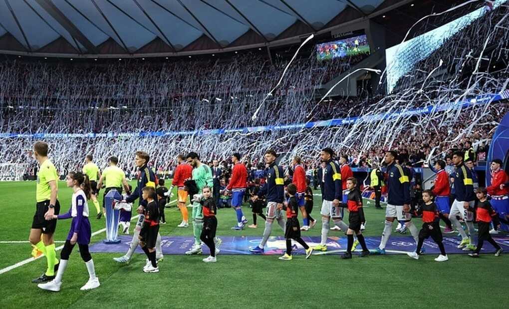 CĐV Atletico Madrid phủ kín sân vận động bằng giấy vệ sinh