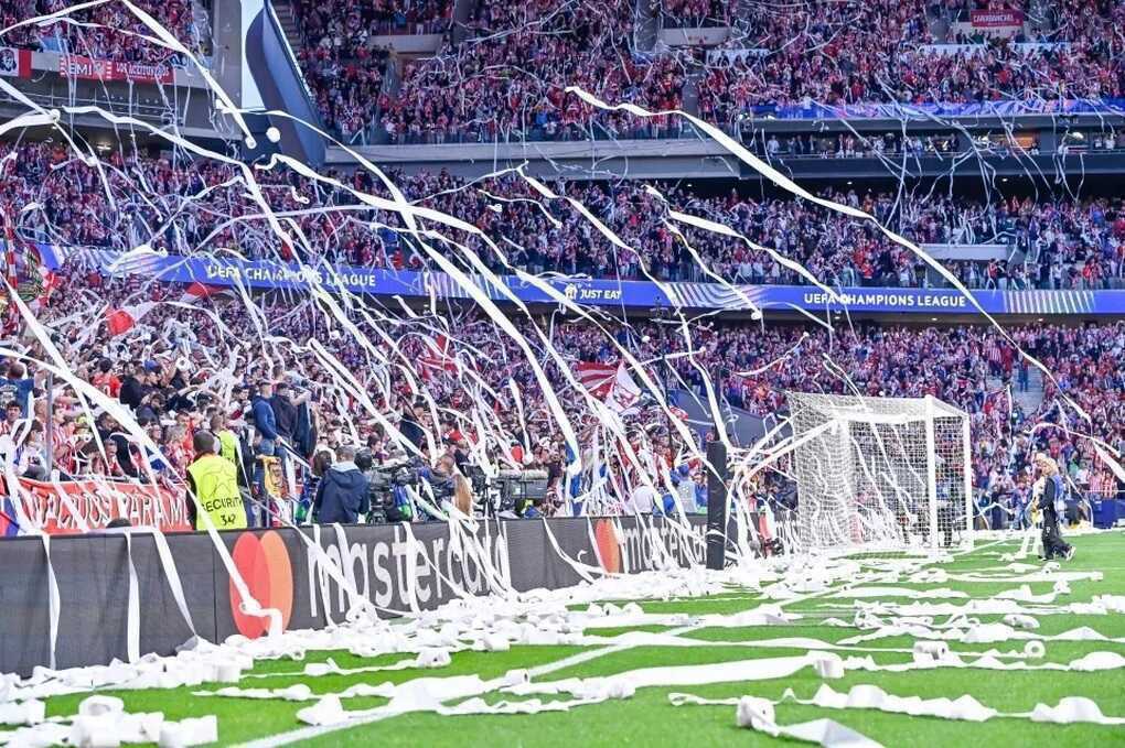 CĐV Atletico Madrid phủ kín sân vận động bằng giấy vệ sinh - 3