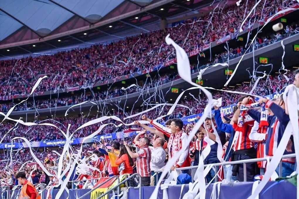 CĐV Atletico Madrid phủ kín sân vận động bằng giấy vệ sinh - 4