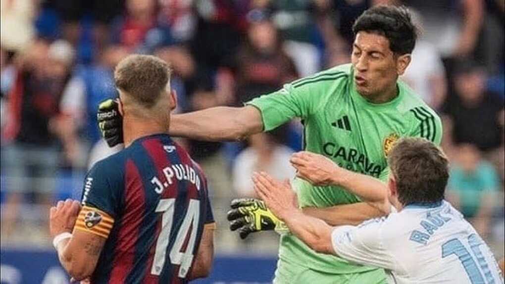 Thủ môn đấm đối thủ bị treo giò 13 trận, chính thức nghỉ hết mùa giải