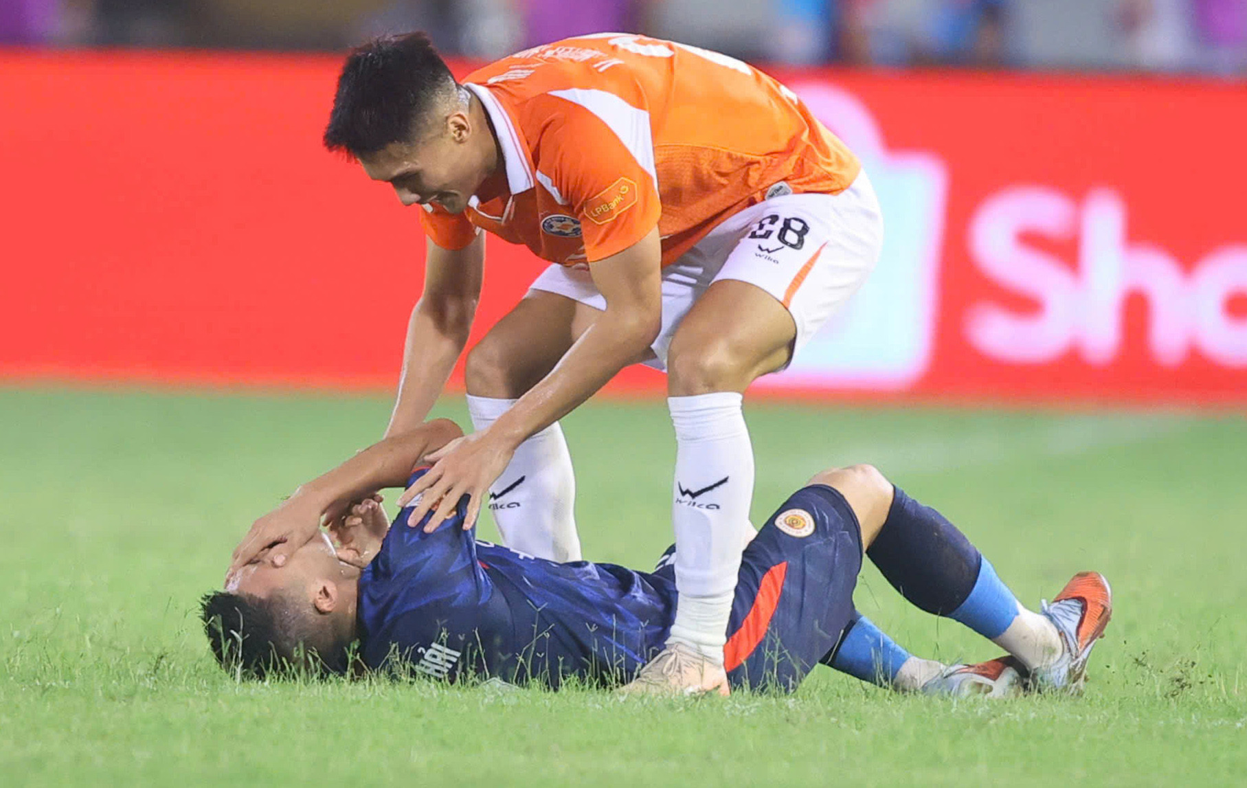 Quang Hải lên cáng trong ngày CAHN thắng đậm Đà Nẵng