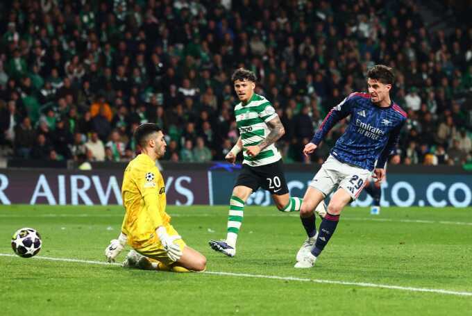 Arsenal thắng phút bù ở Champions League