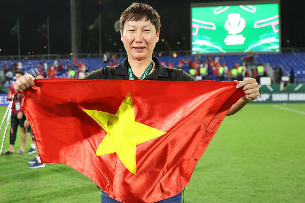 Tuyển Việt Nam: Cần HLV Kim Sang Sik tỉnh táo