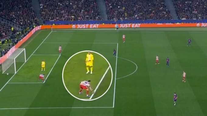 Trọng tài bỏ qua tình huống hậu vệ Atletico dùng tay chặn bóng