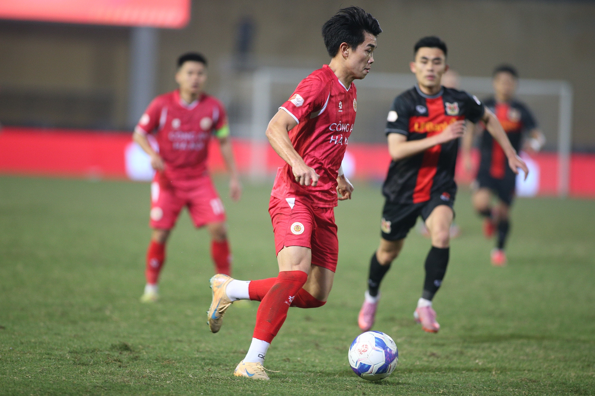 Cuộc đua vô địch V-League: Đình Bắc thăng hoa, CAHN sắp 'chốt sổ'