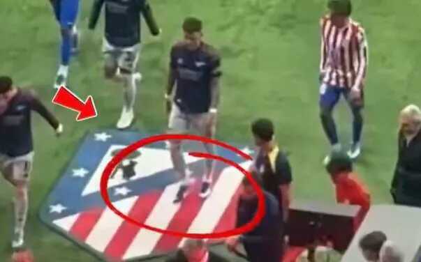 Simeone và hậu vệ Arsenal căng thẳng vì chuyện giẫm lên logo Atletico