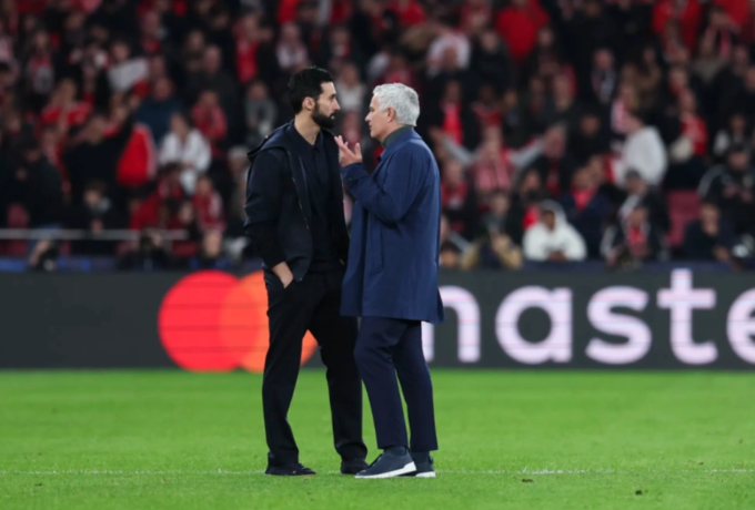 Figo phản đối giải pháp Mourinho ở Real