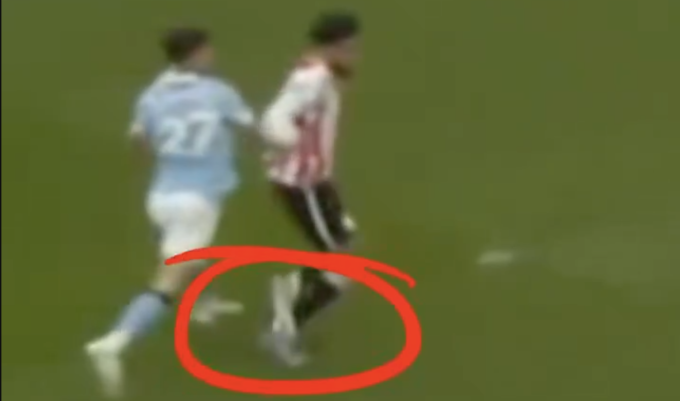 HLV Brentford: `Không hiểu vì sao Man City thoát phạt đền`