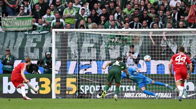 Kane hỏng phạt đền vì chiêu trò của đối thủ ở Bundesliga