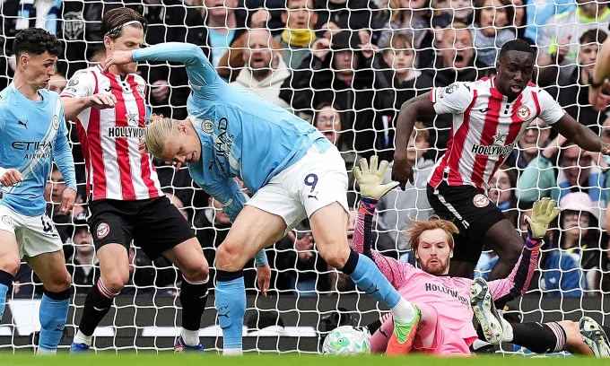 Man City thắng đậm Brentford, thắp lại hy vọng vô địch