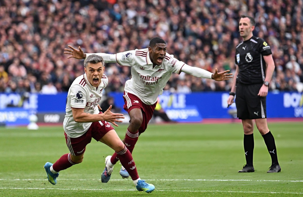 Arsenal thắng nghẹt thở West Ham, củng cố ngôi đầu Ngoại hạng Anh - 2