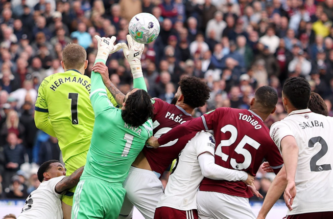 Neville: `Hủy bàn gỡ của West Ham là khoảnh khắc lớn nhất lịch sử VAR`