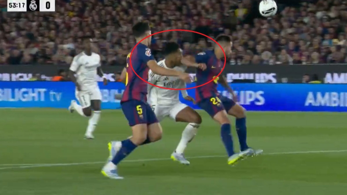 Real TV gọi pha phạm lỗi của hậu vệ Barca là `trò hề`