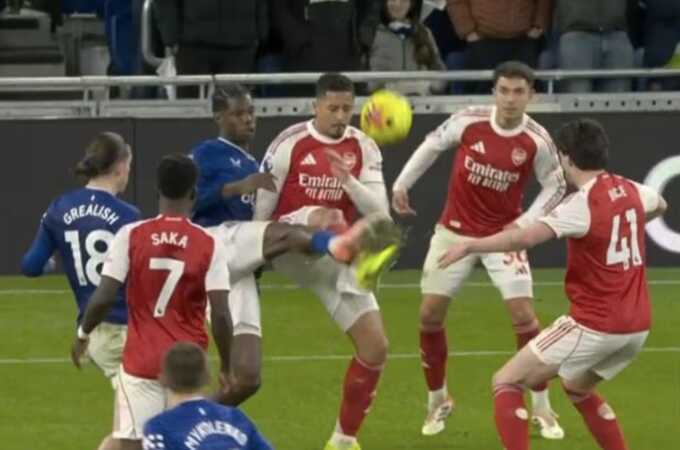 Arsenal `đáng lẽ chịu phạt đền ba lần mùa này`