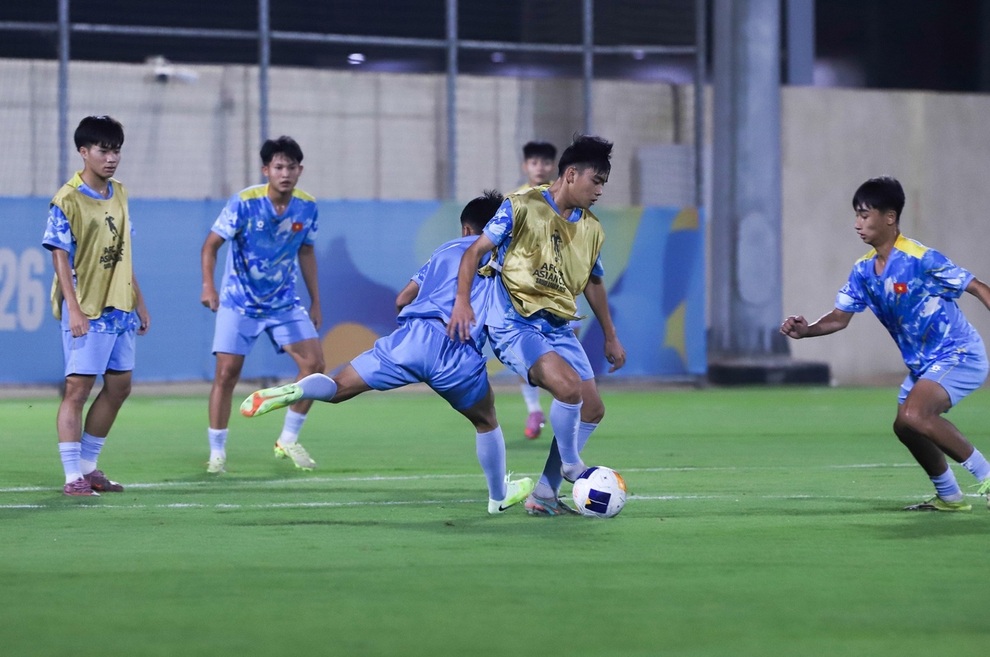 HLV Cristiano Roland làm công tác tư tưởng với U17 Việt Nam