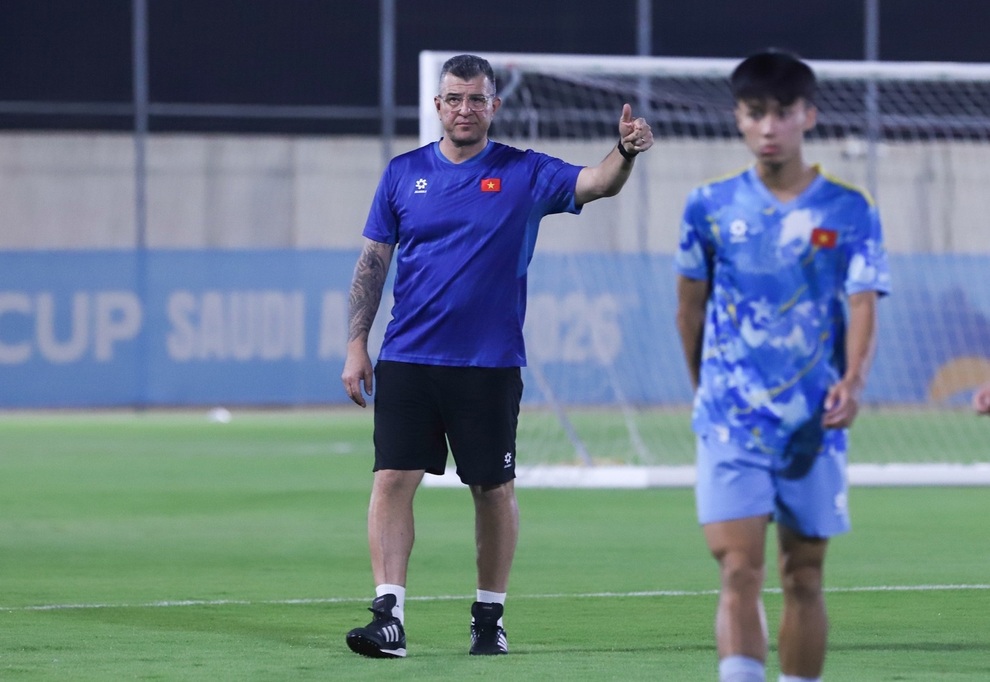 HLV Cristiano Roland làm công tác tư tưởng với U17 Việt Nam - 2