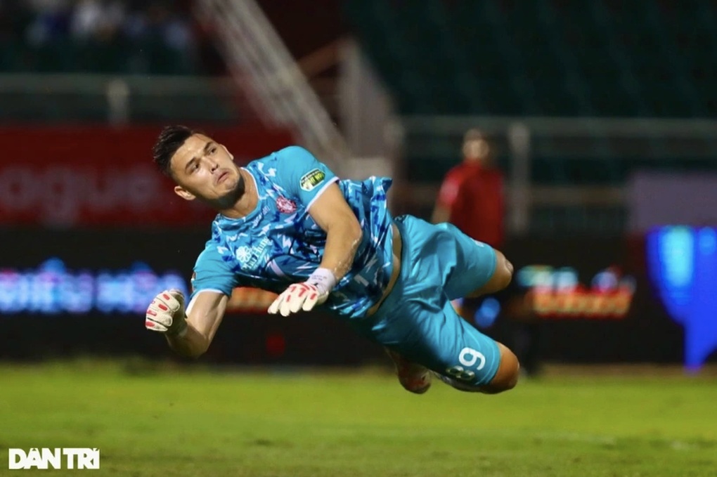 Thủ môn hàng đầu V-League nhập quốc tịch Việt Nam - 2