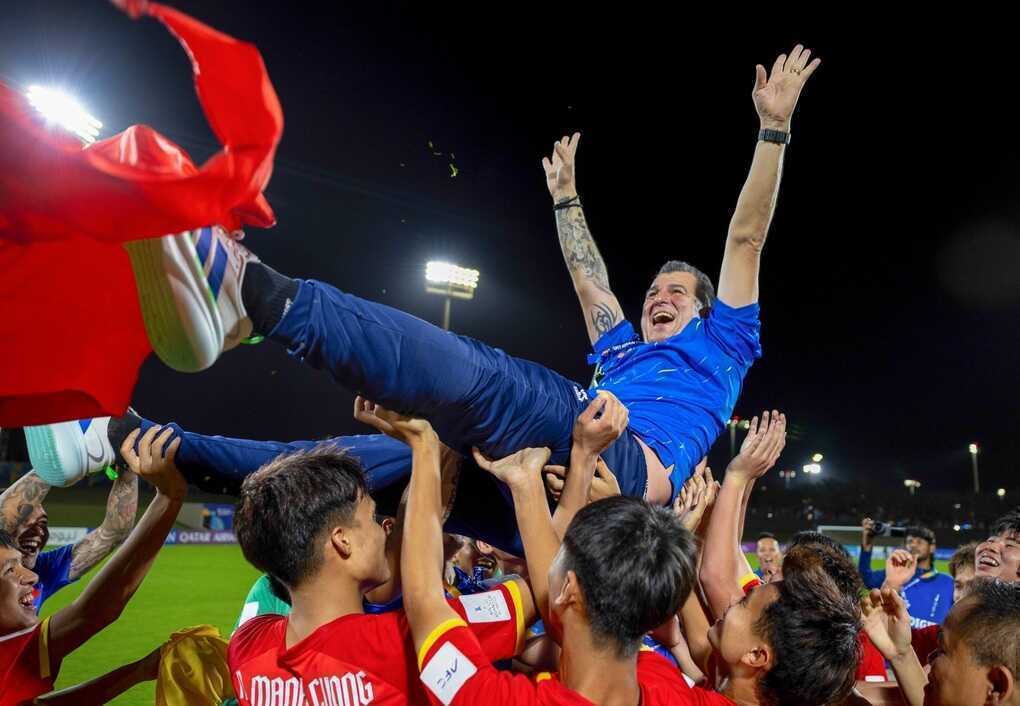 HLV Roland: “Tấm vé World Cup là cú hích cho tương lai bóng đá Việt Nam”