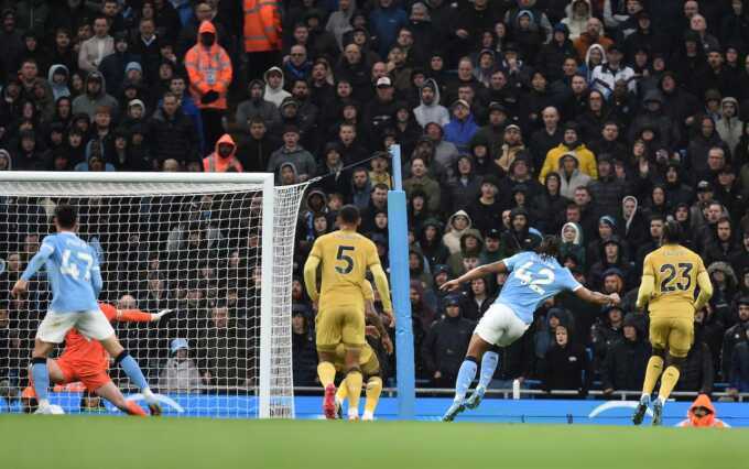 Man City níu hy vọng vô địch Ngoại hạng Anh