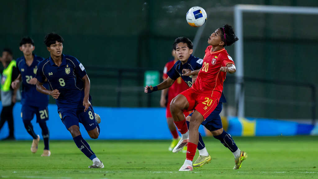 Nhìn U17 Việt Nam đi World Cup, Thái Lan cầu cứu Kiatisuk
