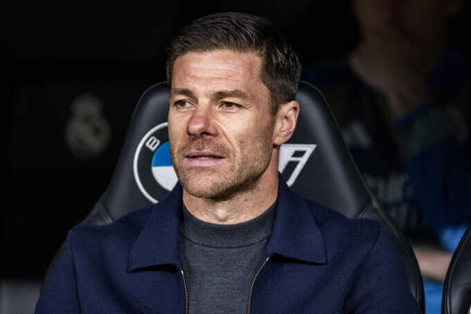 Chelsea ký hợp đồng 4 năm với HLV Xabi Alonso