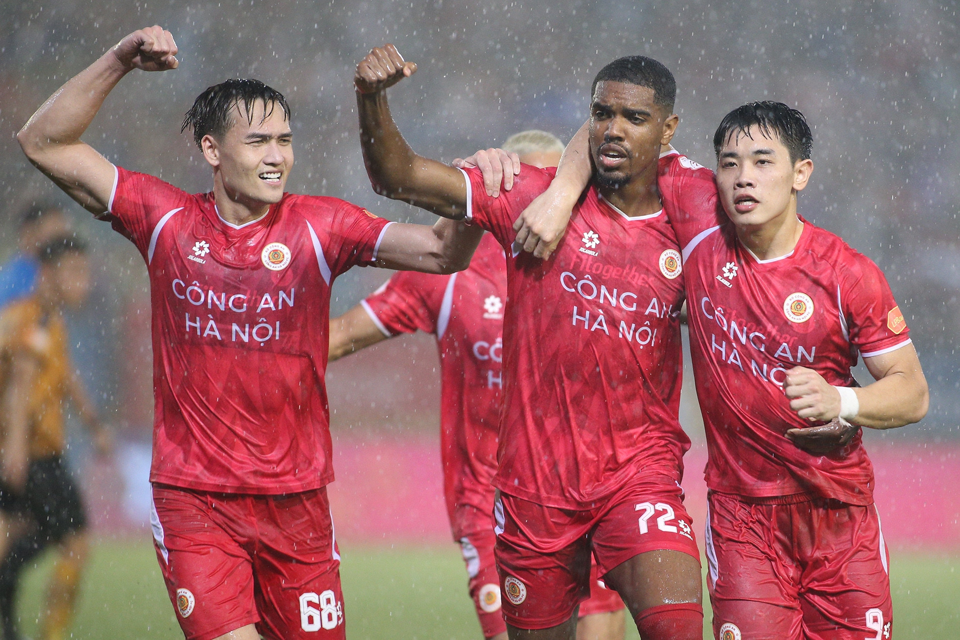 CAHN vô địch V-League sau trận thủy chiến ở Hàng Đẫy