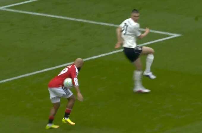 Vì sao trọng tài vẫn công nhận bàn của Man Utd dù VAR can thiệp?