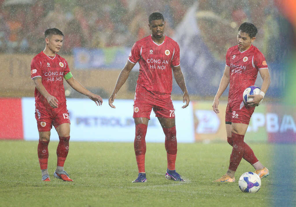 Bị tranh đá penalty, Đình Bắc lỡ cơ hội lập kỷ lục V-League