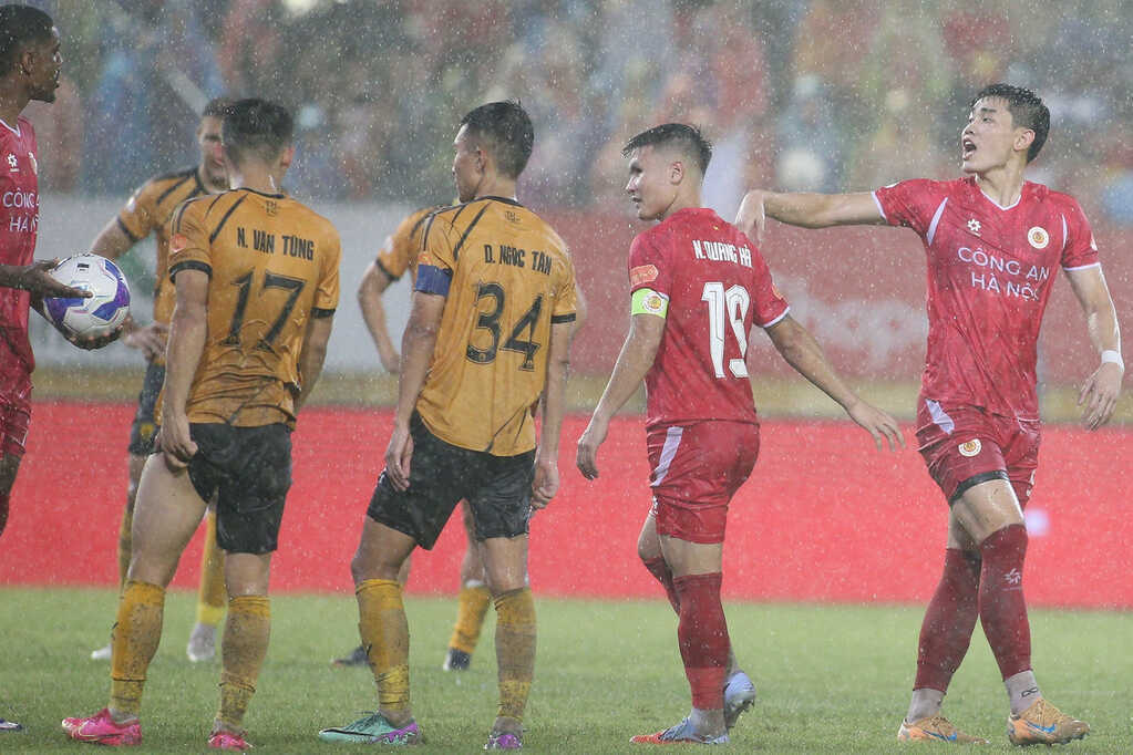Đình Bắc bị tranh đá penalty trong ngày CAHN đăng quang V-League