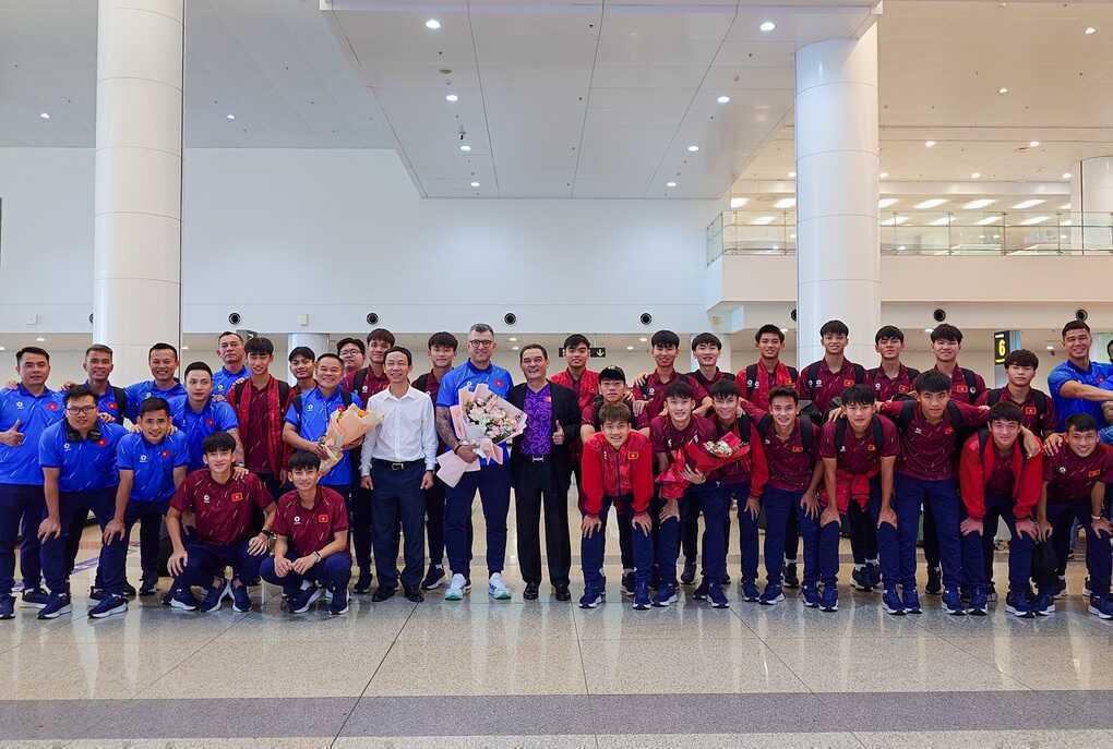 U17 Việt Nam rạng rỡ về nước, HLV Cristiano Roland nói lời đặc biệt