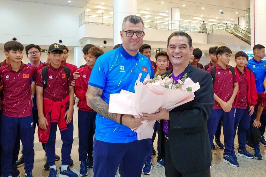 U17 Việt Nam rạng rỡ về nước, HLV Cristiano Roland nói lời đặc biệt - 3