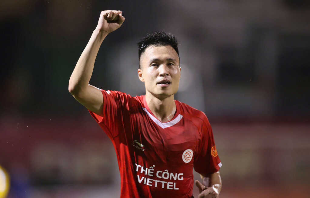 Cầu thủ V-League nhận án phạt nặng vì giơ ngón tay thối