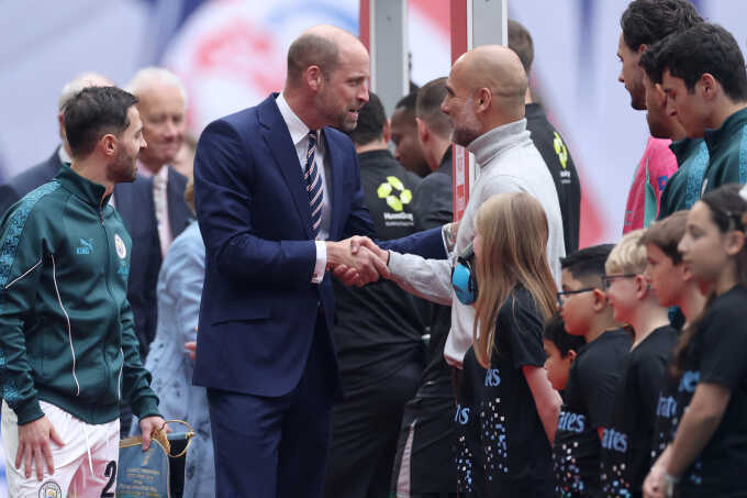 Guardiola không muốn được dựng tượng ở Man City