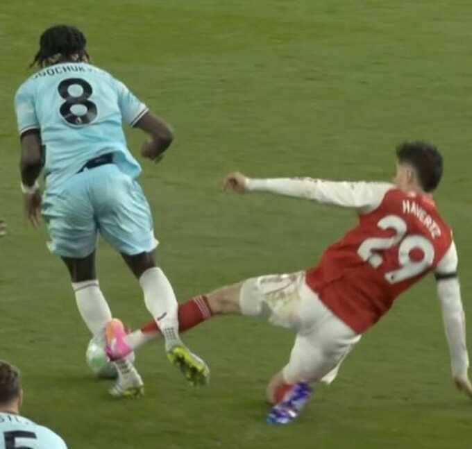 Tranh cãi khi Havert thoát thẻ đỏ trong trận thắng của Arsenal