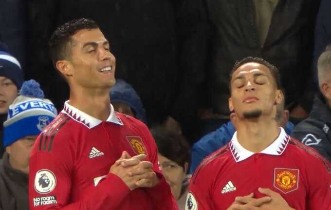 Antony xấu hổ khi đứng trước cơ thể của Ronaldo