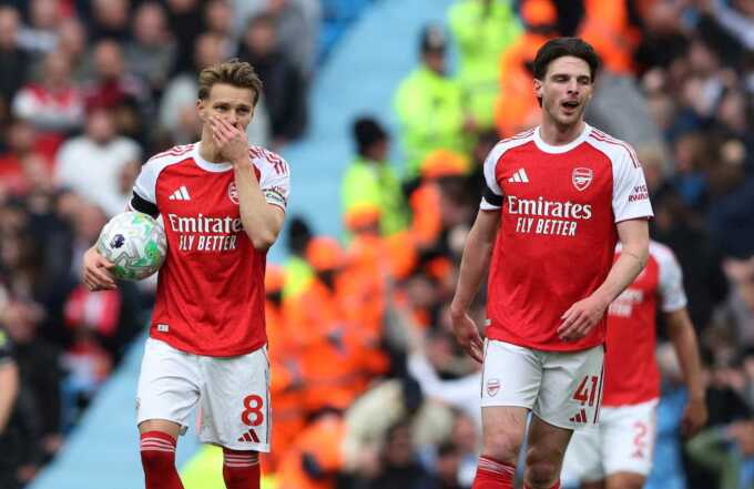 Scholes đoán Arsenal không vô địch cả Ngoại hạng Anh lẫn Champions League
