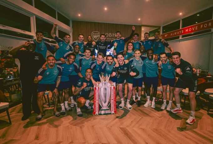 Cầu thủ Arsenal vỡ òa khi vô địch Ngoại hạng Anh