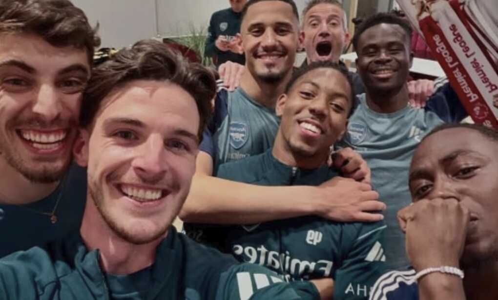 Phản ứng của cầu thủ Arsenal sau khi giành chức vô địch Ngoại hạng Anh
