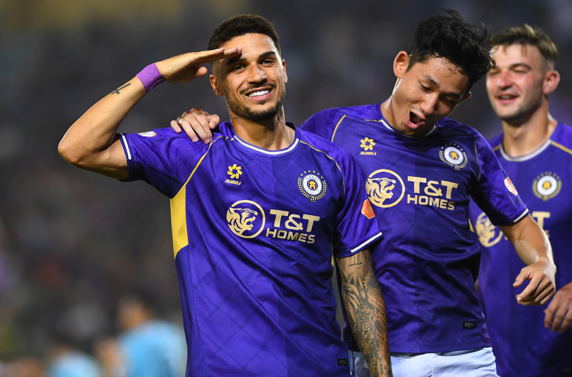 Hoàng Hên `đè` Xuân Son, HLV Hà Nội FC nói về trận thắng Nam Định