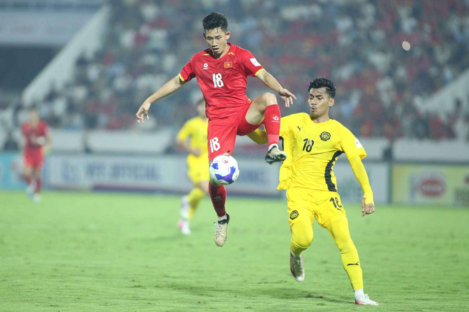 Tuyển Việt Nam siêu mạnh: Niềm vui và áp lực cho HLV Kim Sang Sik