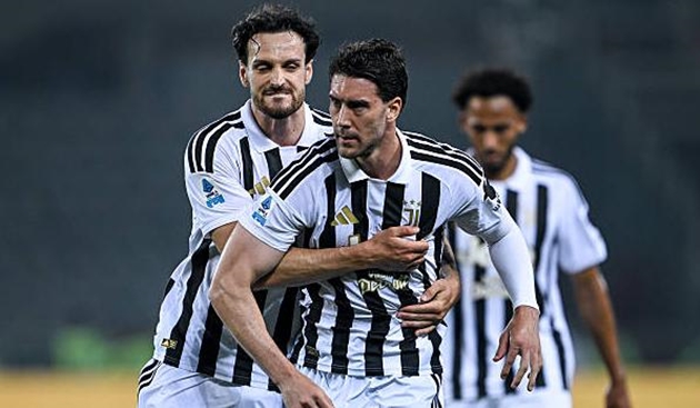 Hai b&agrave;n thắng của Dusan Vlahovic kh&ocirc;ng thể gi&uacute;p Juventus gi&agrave;nh chiến thắng.