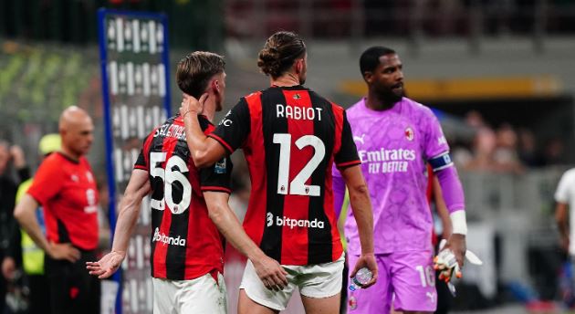 Nỗi thất vọng của Milan khi mất v&eacute; dự Champions League.
